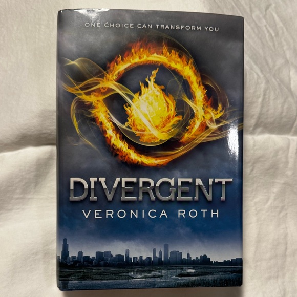 Hardcover Book: Divergent by Veronica Roth - Picture 1 of 6
